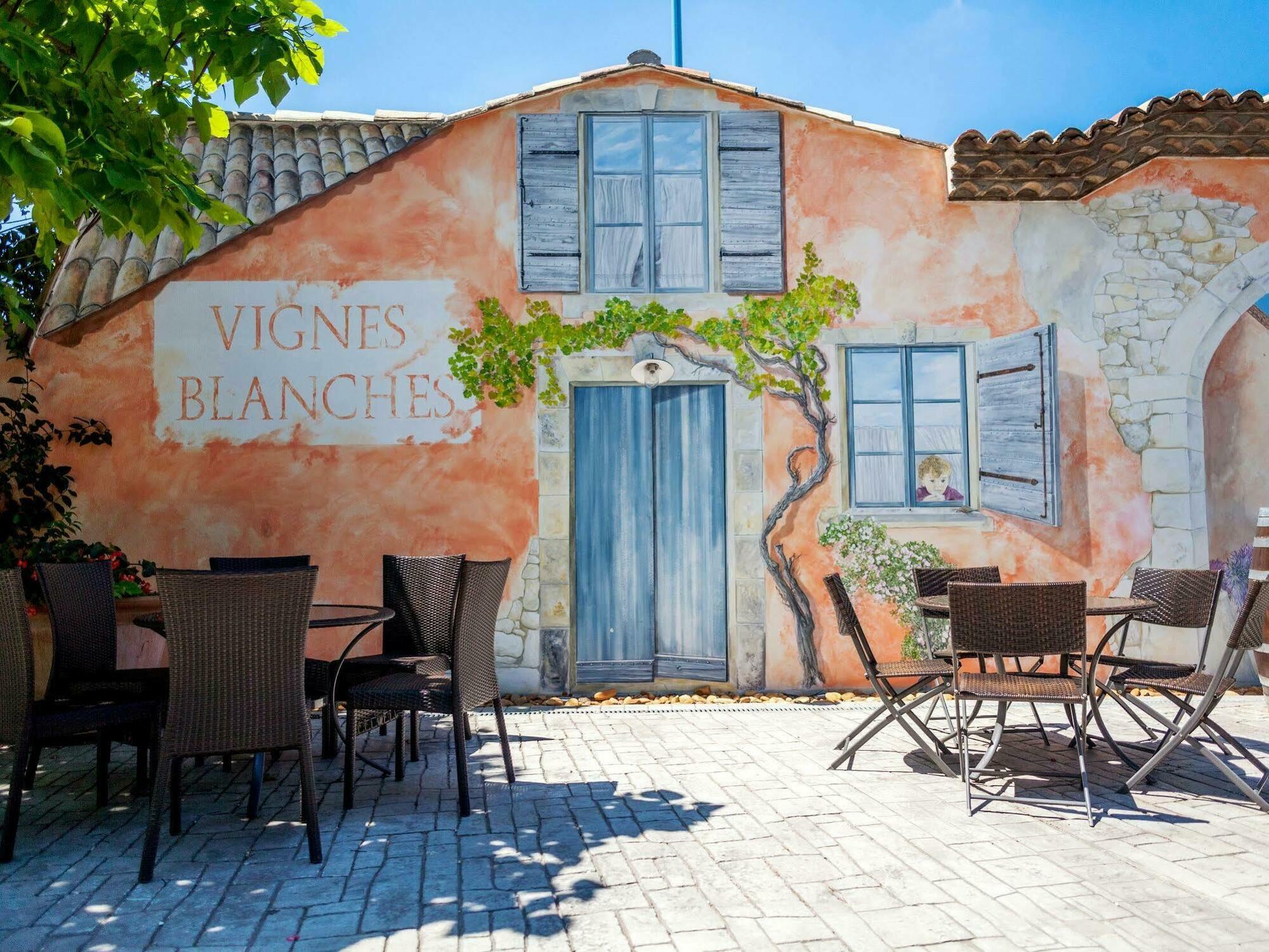 Logis Vignes Blanches*** Hotel Cosy Et Restaurant De Terroir Beaucaire  Exteriör bild