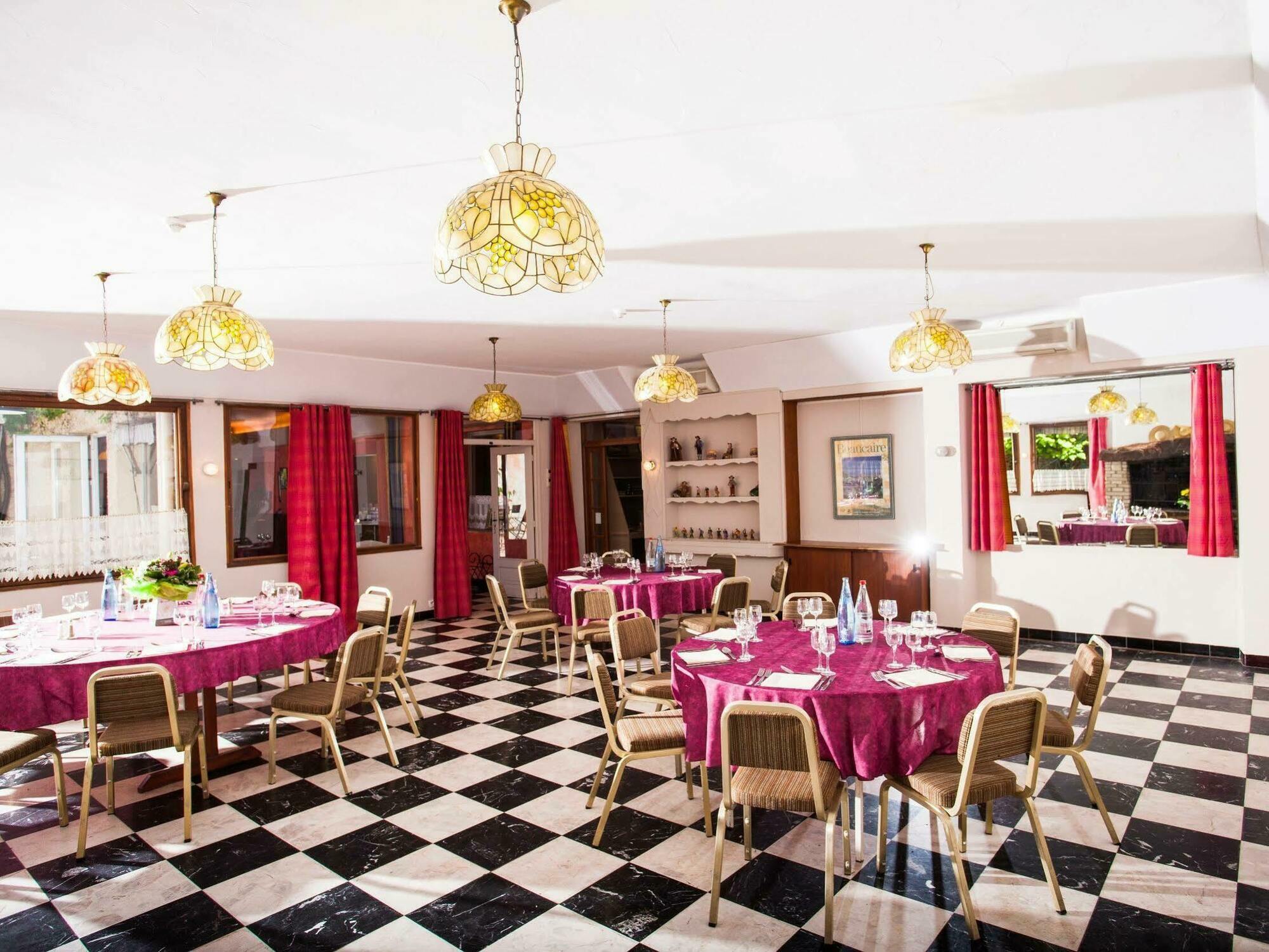 Logis Vignes Blanches*** Hotel Cosy Et Restaurant De Terroir Beaucaire  Exteriör bild